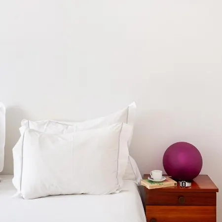 Apartment Plum Guide - Rainbow Connection Lisbon